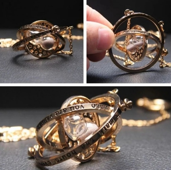 🔹️HARRY POTTER Gold-Tone Time Turner Necklace - Picture 4 of 7